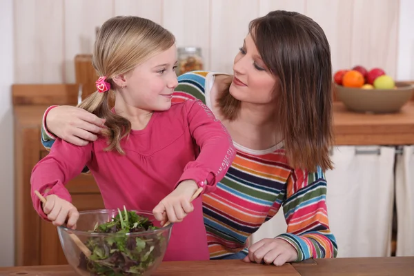 Moeder en dochter maken een salade — Stockfoto