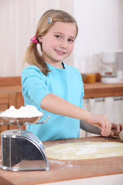 Κορίτσι κάνοντας ζύμη πίτσας — Φωτογραφία Αρχείου