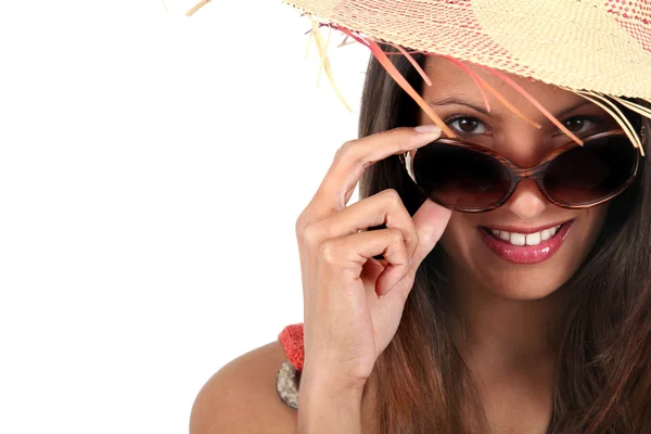 Donna sorridente che indossa occhiali da sole e un cappello di paglia — Foto Stock