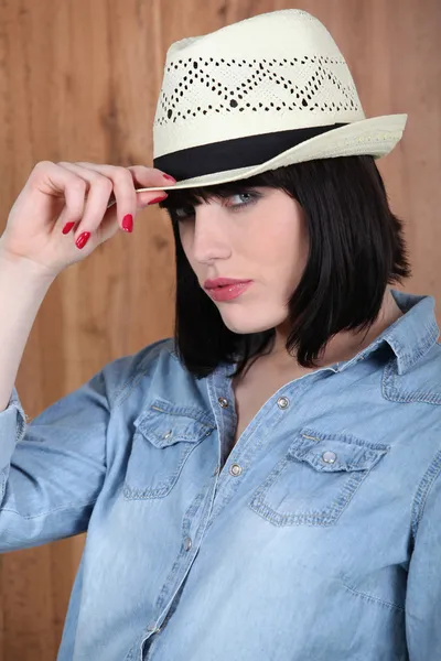 Mulher usando um chapéu Panamá — Fotografia de Stock