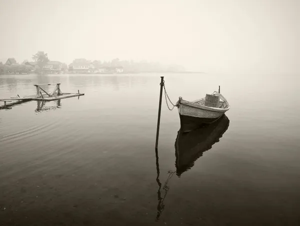 Старий дерев'яний човен в тумані, чорно-білий Стокова Картинка
