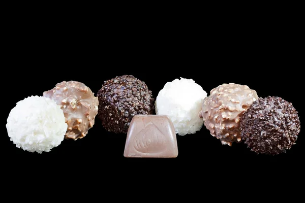 Chocolats de luxe en chocolat blanc, noir et au lait — Photo