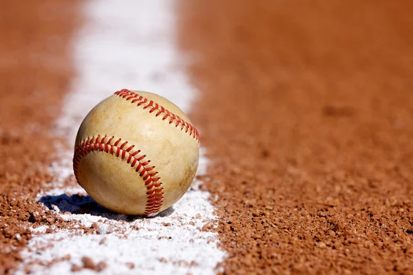 Використовувані бейсбол по крейдяний лінії — стокове фото