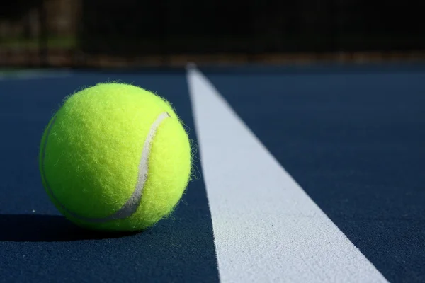 Μπάλα του τένις σε ένα μπλε σύγχρονο γήπεδο — Φωτογραφία Αρχείου