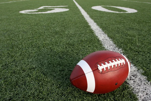 Fotboll med femtio yards linjen — Stockfoto