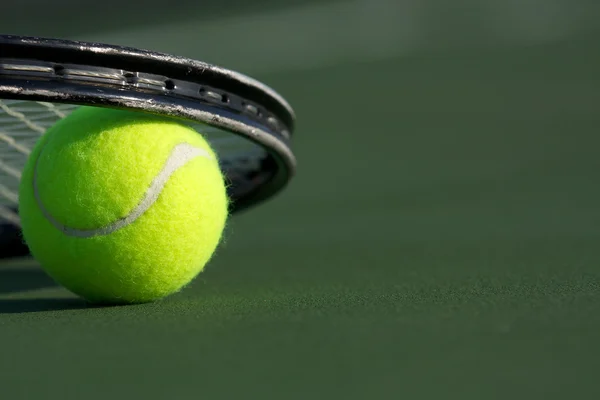 Tennisbal en racket op de baan — Stockfoto