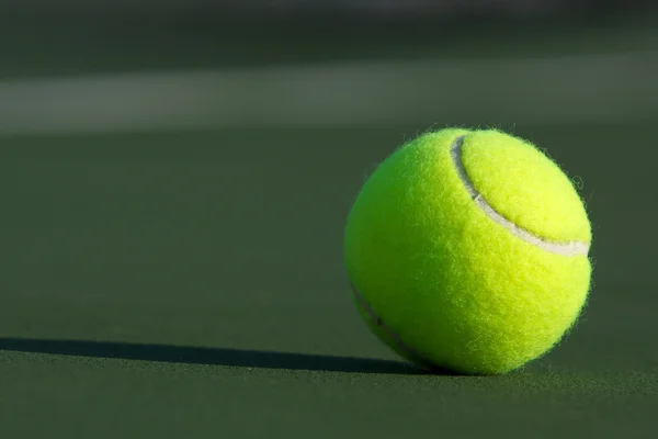 Balle de tennis sur le terrain — Photo