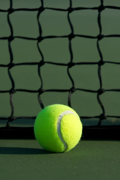 테니스 공을 그물에 대 한 — 스톡 사진