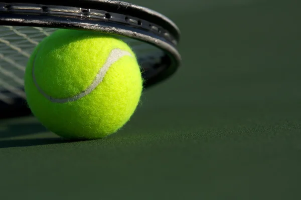 Balle et raquette de tennis — Photo
