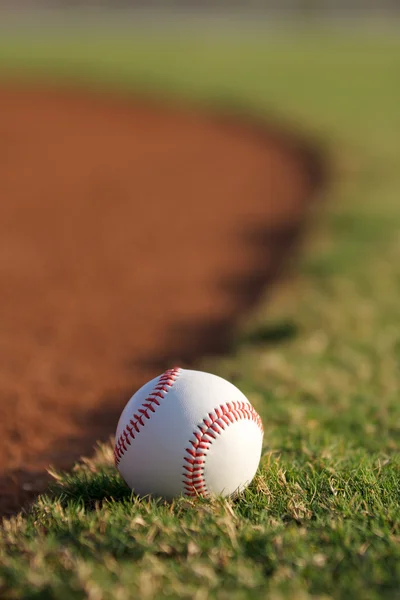 Baseball auf dem Spielfeldrand — Stockfoto
