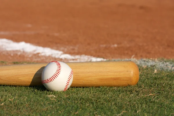 Бейсбол и летучая мышь — стоковое фото