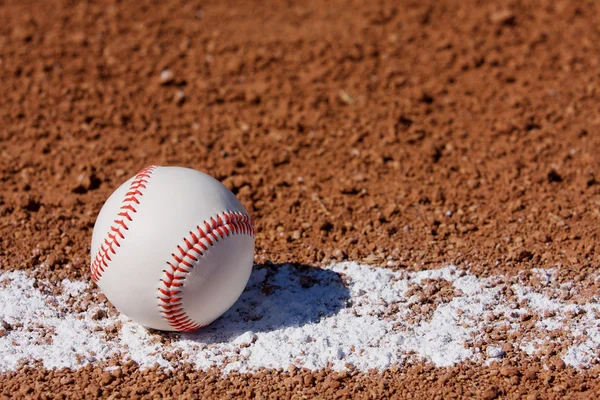 Baseball na linii kredy — Zdjęcie stockowe