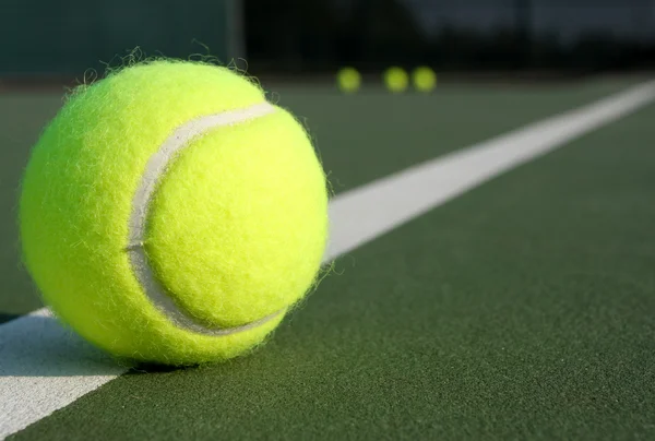 Balles de tennis sur le terrain — Photo