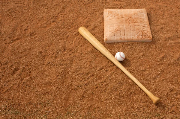 Бейсбол і кажан на полі — стокове фото