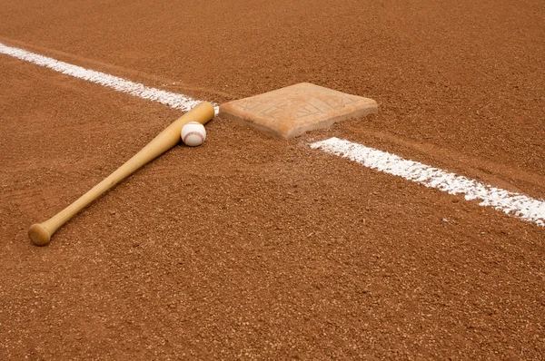 Baseball & Bat på Infield — Stockfoto