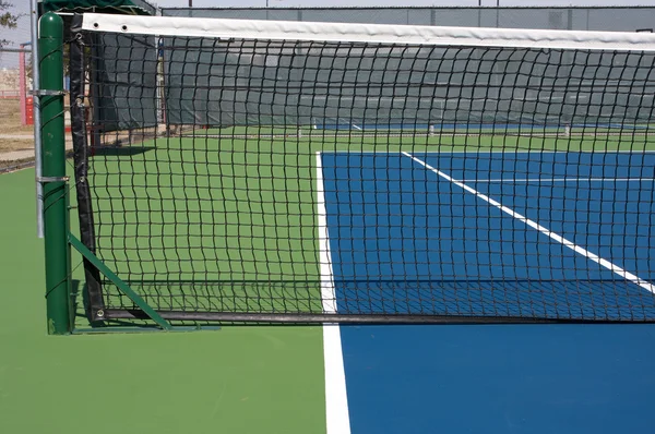 Pista de tenis y red — Foto de Stock