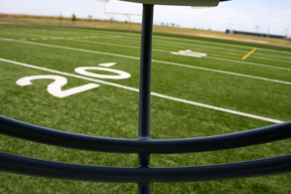 Vista do campo de futebol de dentro do capacete — Fotografia de Stock