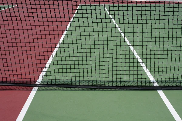 Теннисный корт и сеть — стоковое фото