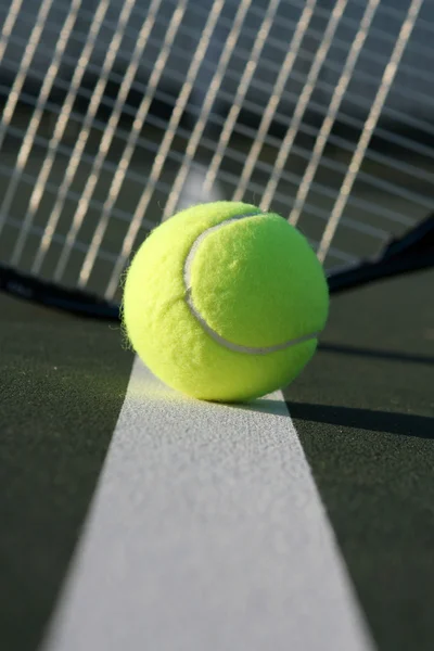Tennisball og racket – stockfoto