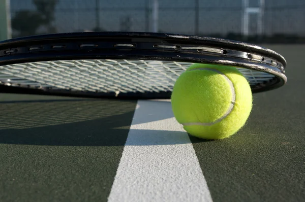 Tennisball und Schläger — Stockfoto