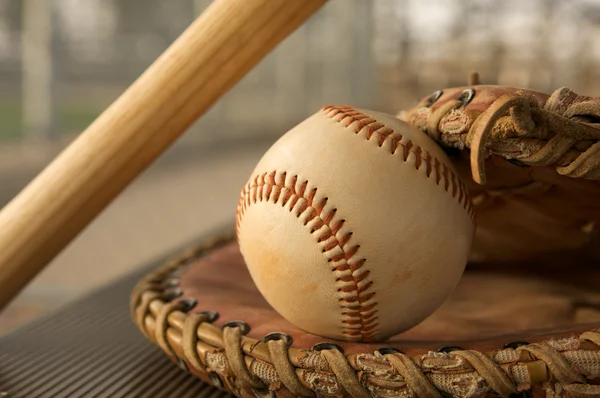 Baseball im Handschuh — Stockfoto
