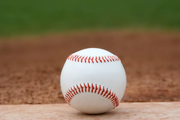 Baseball på Pitchers Mound – stockfoto