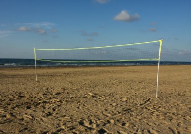 kumlu bir plaj üzerinde net Voleybol