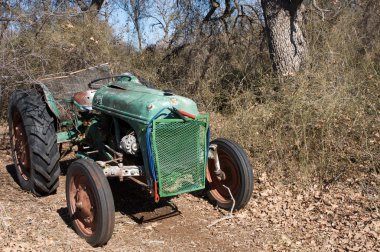 yıpranmış eski traktör