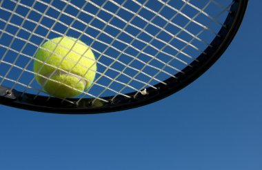 Tenis topu raket üzerinde