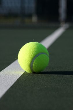 Sahada tenis topu
