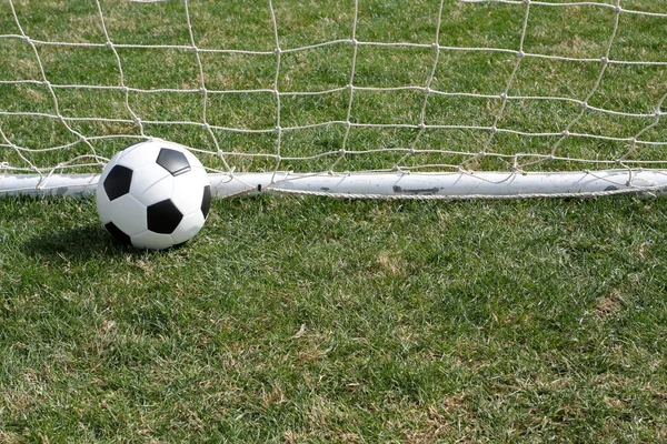 Fotbalový míč v cíli — Stock fotografie