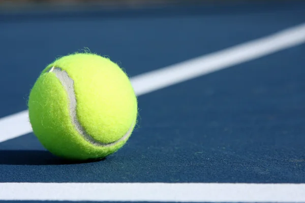 Tennisboll på planen — Stockfoto