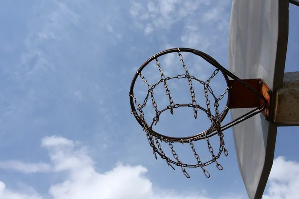 Aro de basquete ao ar livre — Fotografia de Stock