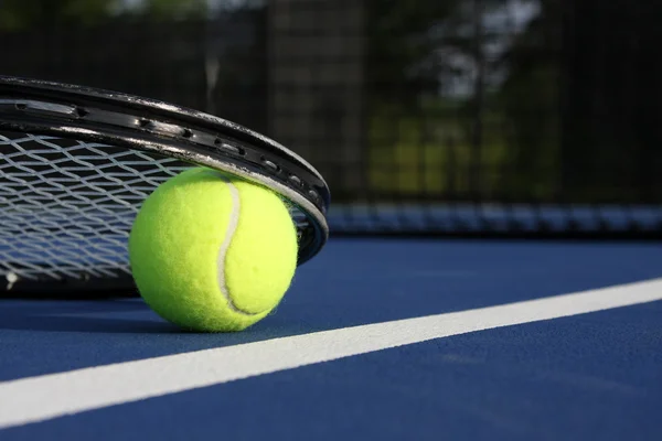 Μπάλα του τένις και ρακέτα — Φωτογραφία Αρχείου