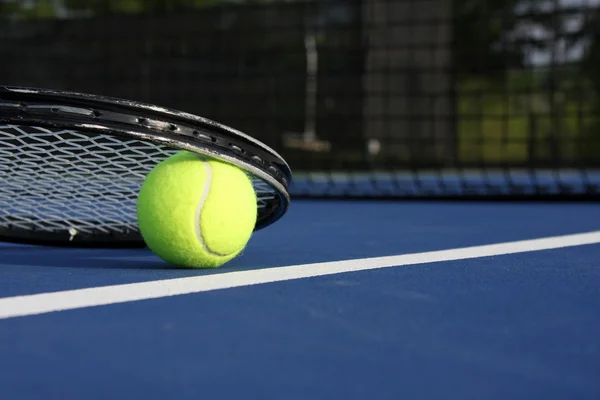 Piłka tenisowa i rakieta — Zdjęcie stockowe