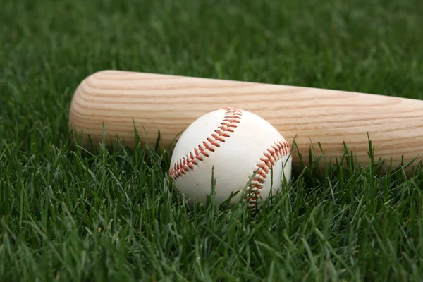 Baseball & Bat v trávě — Stock fotografie