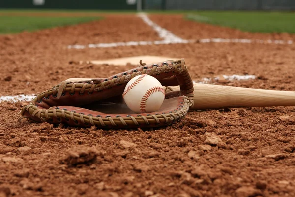 Baseball & morcego perto de Home Plate — Fotografia de Stock