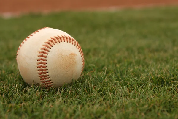 Baseball på gräset — Φωτογραφία Αρχείου