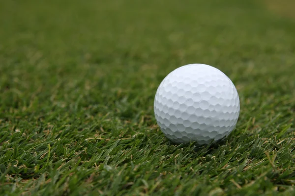 Golfball auf dem Rasen — Stockfoto