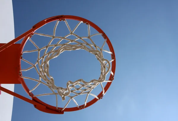 Открытый баскетбольный обруч — стоковое фото