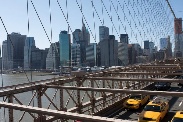 Táxis e tráfego através da ponte de Brooklyn — Fotografia de Stock