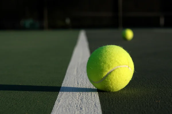 Tennisboll med domstolen linje centrerad — Stockfoto