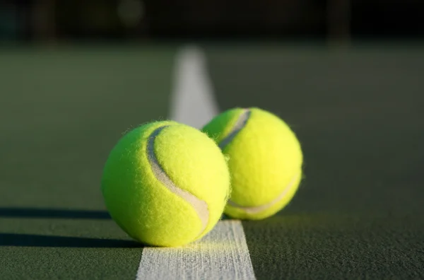 Par i tennisbollar på planen — Stockfoto