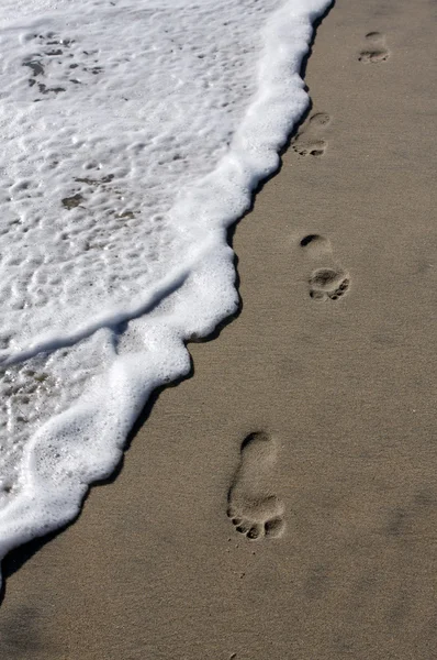 Footsteps on the beach — Stock Photo, Image