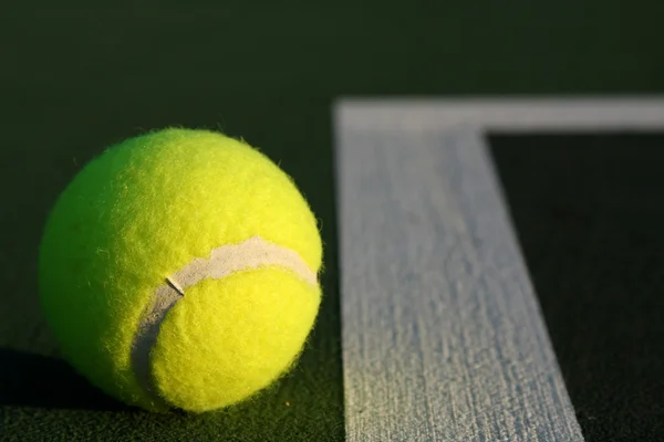 Μπάλα του τένις κοντά δικαστήριο γραμμές — Φωτογραφία Αρχείου