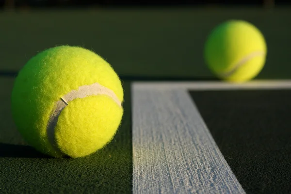 Piłki tenisowe na boisku — Zdjęcie stockowe