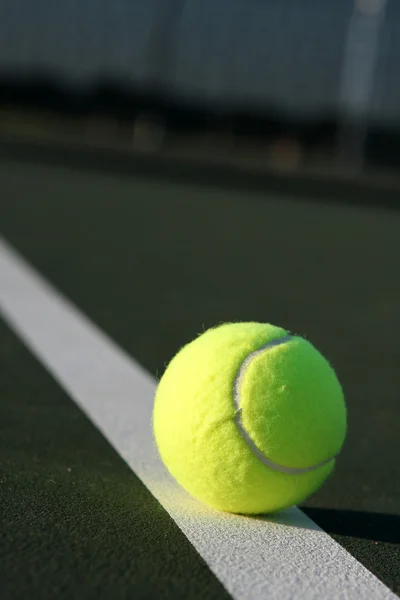 Piłka tenisowa na korcie — Zdjęcie stockowe
