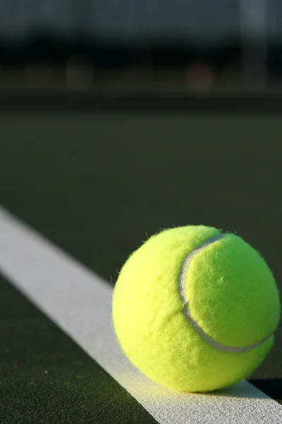 Piłki tenisowe pojedynczy — Zdjęcie stockowe