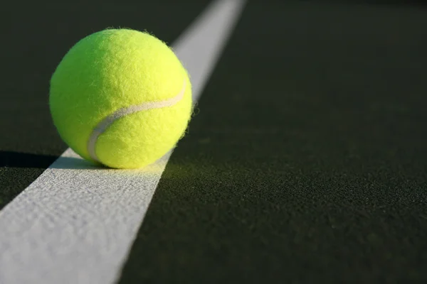 Теннисный мяч на линии — стоковое фото
