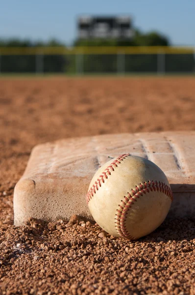 Baseball in der Nähe der Basis — Stockfoto
